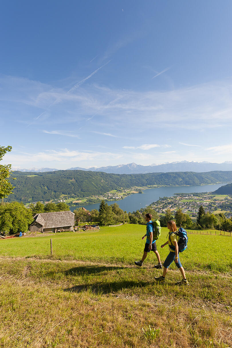 Persondern wandern am Alpe Adria Trail mit Aussicht auf den Ossiacher See