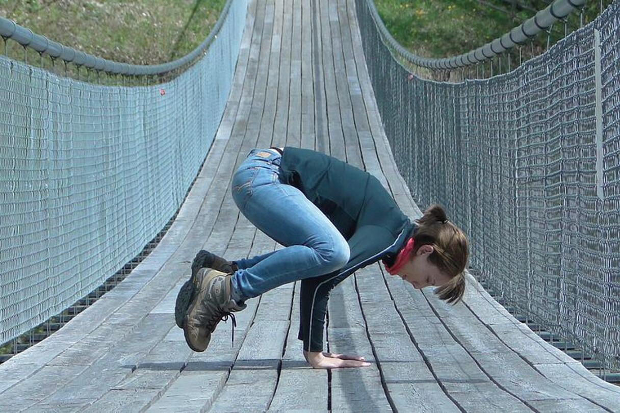 1600x900 yoga kraehe auf der laengsten haengebruecke der alpen